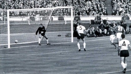  罗马客场遭遇门线悬案VAR判定引发争议  