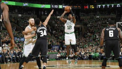  字母哥暴扣绝杀凯尔特人，雄鹿客场险胜守住联盟第一