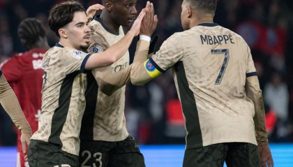  布雷斯特门将超神扑救零封巴黎  