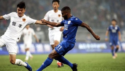  那不勒斯主场氛围热烈，球迷助威激发球队潜能