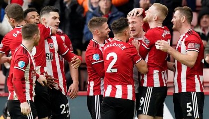  热刺防线送礼不断，利兹联逆转取胜终结五轮不胜  