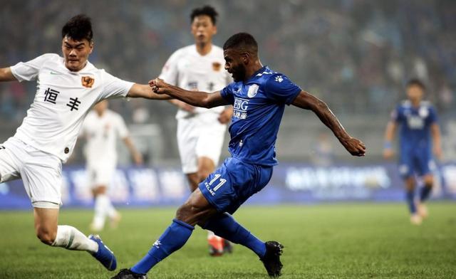  那不勒斯主场氛围热烈，球迷助威激发球队潜能