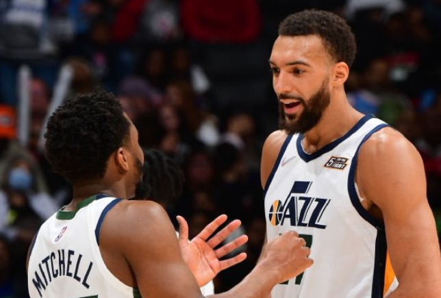  戈贝尔两双加封盖爵士主场力擒独行侠止颓势