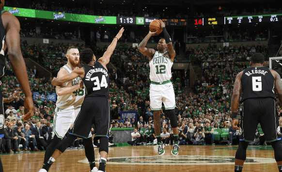  字母哥暴扣绝杀凯尔特人，雄鹿客场险胜守住联盟第一