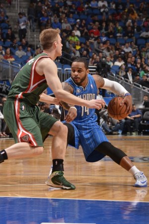  班凯罗两双带领魔术击败活塞结束尴尬连败纪录